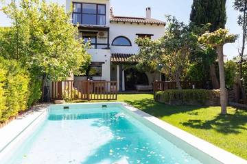 Casa rural para 12 personas, con piscina y jardín en Restabal