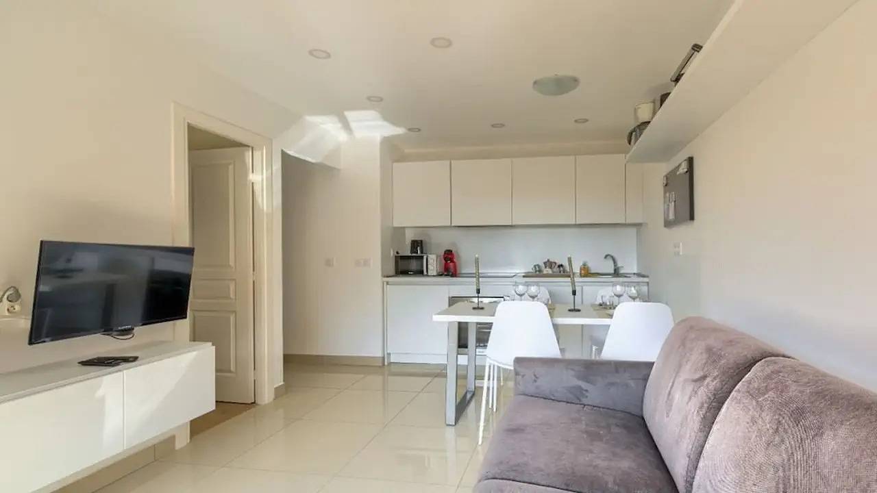 Appartement ensoleillé avec parking et balcon, à 900 m des Plages du Soleil in Golfe-Juan, Vallauris