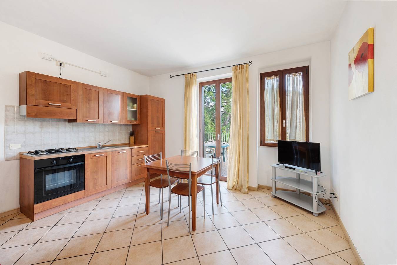 Entire apartment, Apartment 'San Felice' with Private Terrace, Wi-Fi and Air Conditioning in San Felice del Benaco, Garda Mountains