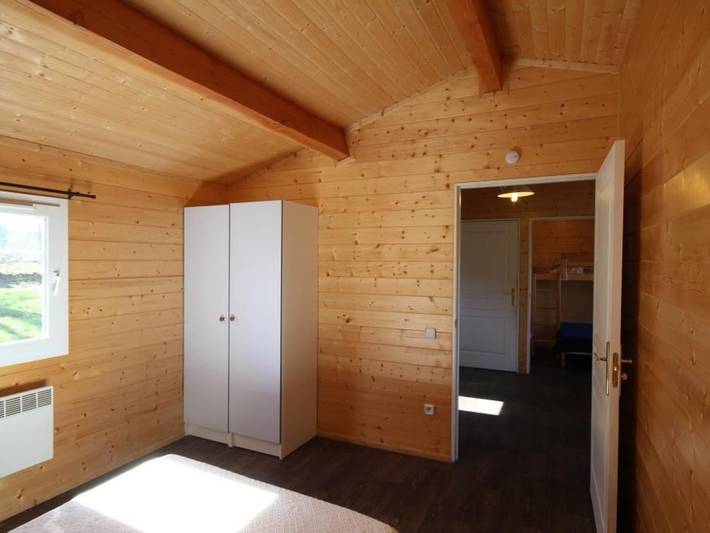 Barrierefreies Chalet am Teich mit Wifi in Planchez, Naturpark Morvan