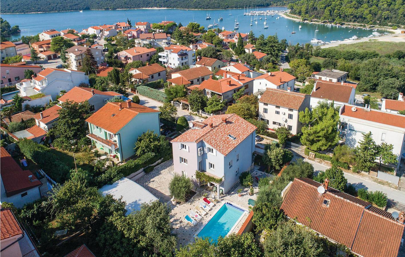 Ganze Ferienwohnung, Gemütliche Ferienwohnung mit Pool, Terrasse und WLAN – nur 1 km vom Strand entfernt! in Banjole, Südküste Istrien