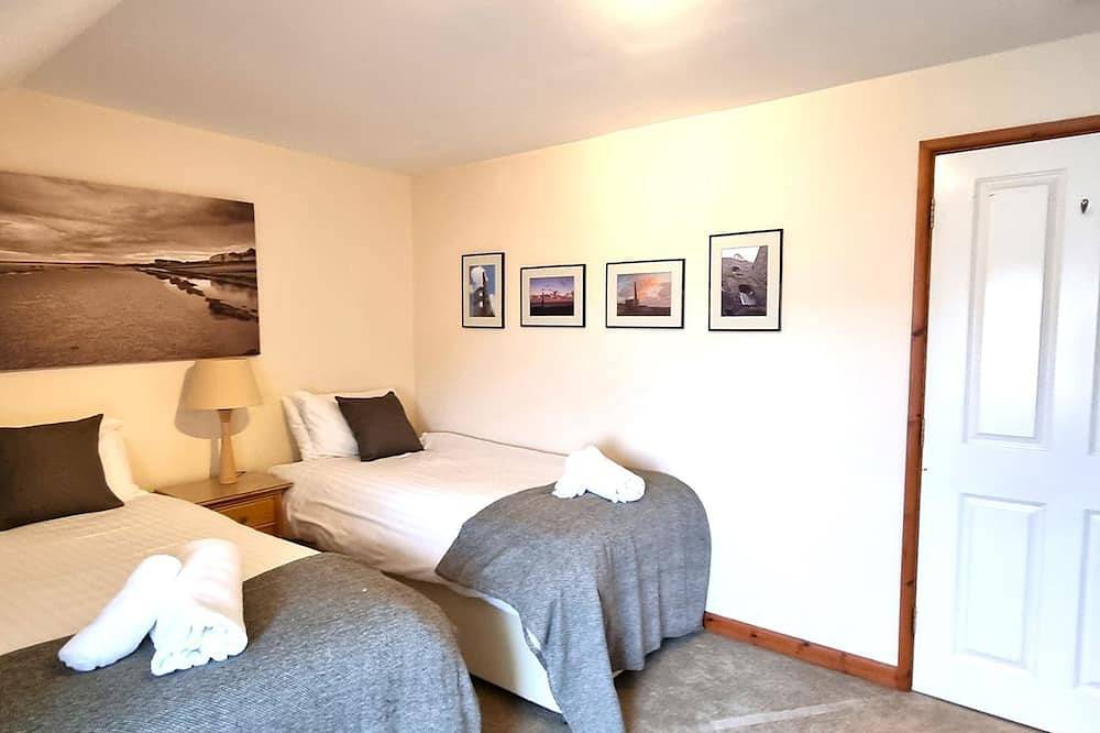 Entire apartment, Penthouse apartment with sea views & direct access to the beach! in Perranporth, Cornwall