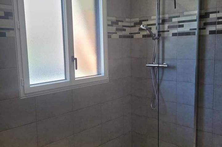 Gîte pour 2 personnes, avec jardin ainsi que terrasse et jacuzzi dans Couzon - 4