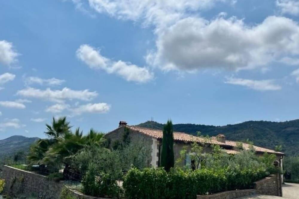 The real Dolce Vita, villa with infinity pool surrounded by olive trees in Dolceacqua, Ligurische Alpen