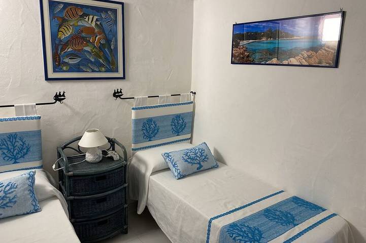 Baja Sardinien-Costa Smeralda. Schöne Villa mit Meerblick und eigenem Garten in Baja Sardinia, Arzachena