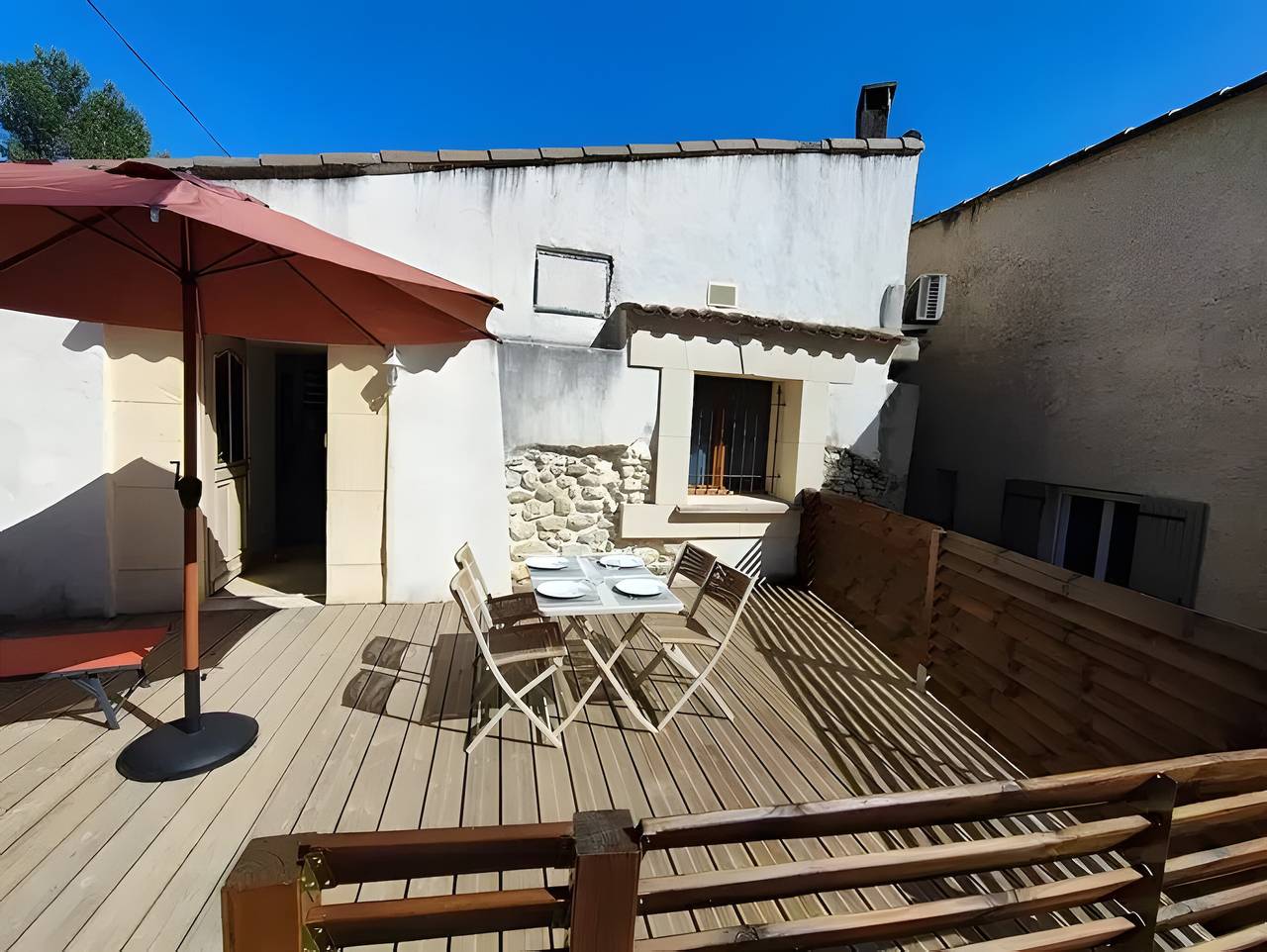 Apartamento entero, Apartamento "Domaine De Meyrol - Gîte 4" con vistas a la montaña, Wi-Fi y aire acondicionado in Eyguières, Region de Arles