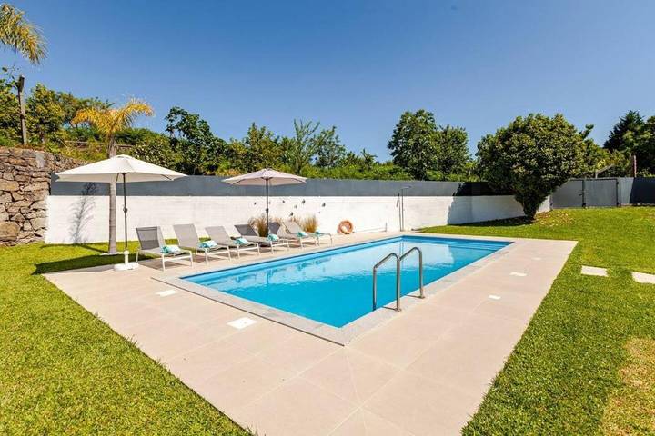 Location de vacances pour 6 personnes, avec vue ainsi que piscine et jardin dans Refóios do Lima - 2