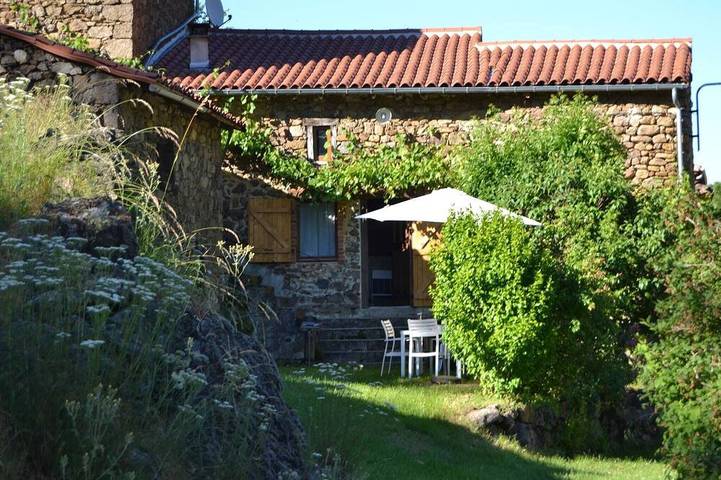 Location de vacances pour 5 personnes, avec Terrasse et Jardin à Ally