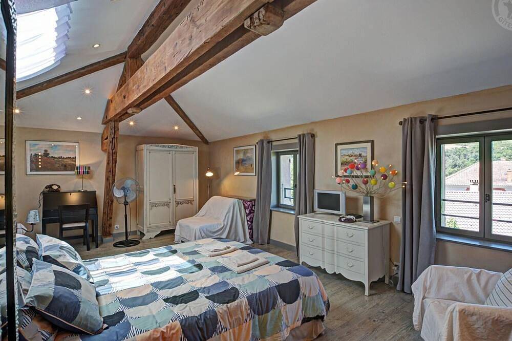 Gîte au cœur d'un village médiéval, charme et confort moderne in Chagnon, Loire