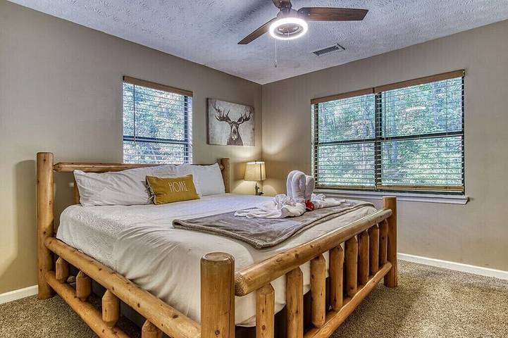 Vacation rental for 16 people, with pool and hot tub as well as yard in Wears Valley