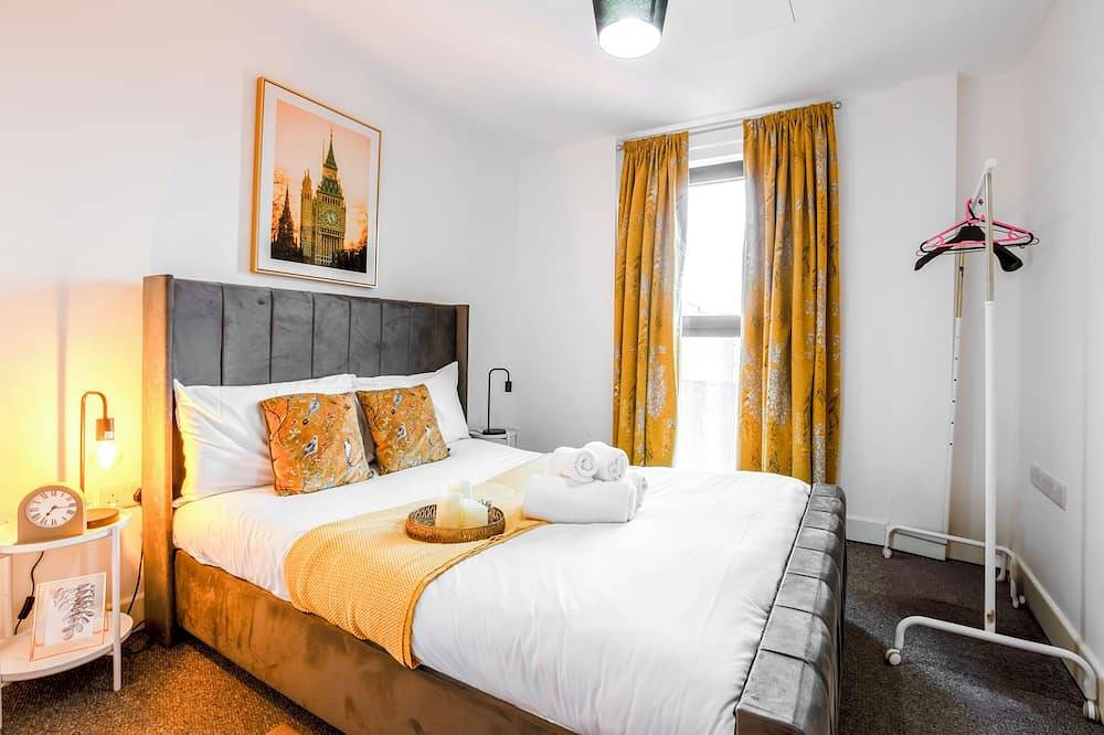 Entire apartment, Comfort & Convenience near Heathrow | Free Parking in Slough, Berkshire