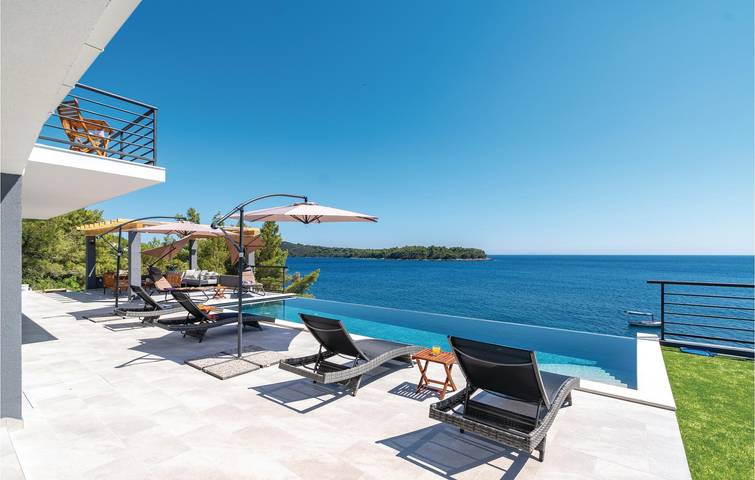 Charming 164m² Apartment with Pool, Terrace & 600m to the Beach in Blato, Korcula