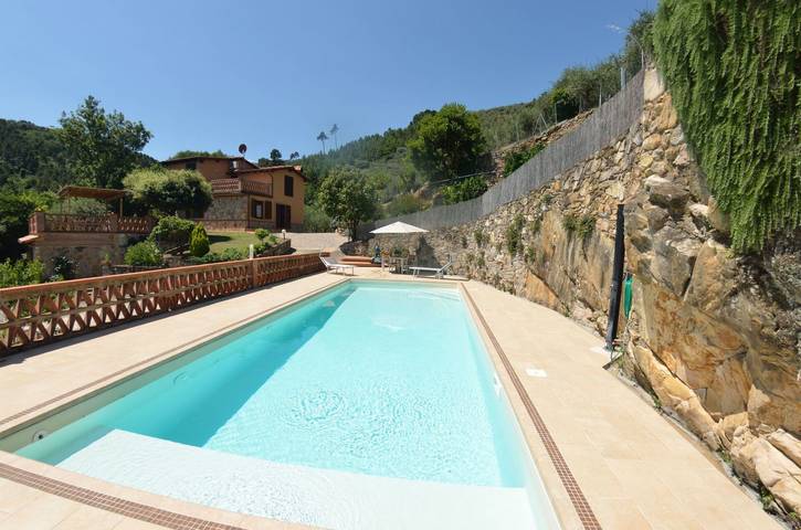 Agriturismo per 8 persone, con piscina e balcone in Capannori