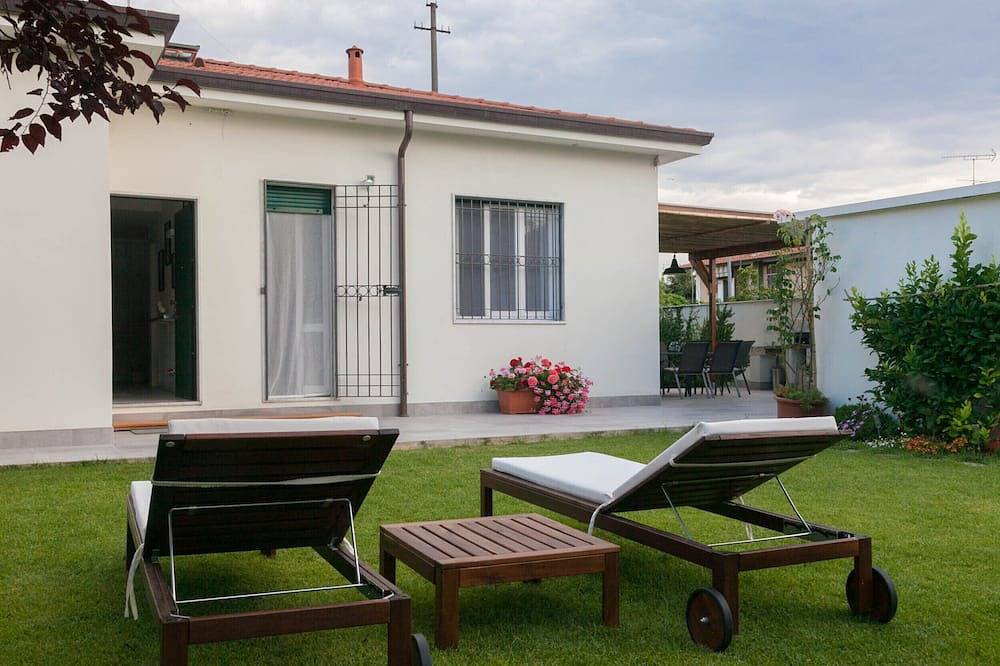 Villetta in stile moderno, con ampio giardino recintato. in Marina di Carrara, Carrara