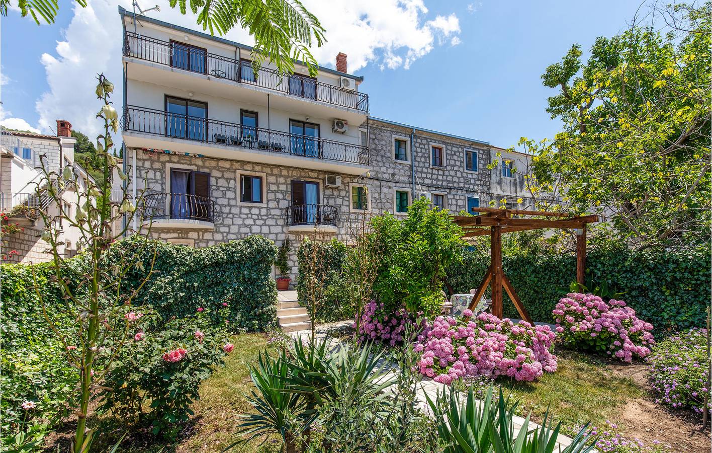 Ganze Ferienwohnung, Gemütliche 70 m² große Wohnung mit Terrasse, WLAN und 300 m entferntem Strandzugang in Blace, Dubrovnik-Neretva