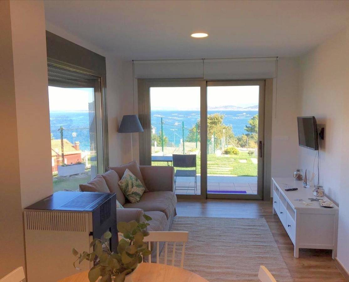 Two-Bedroom Townhouse in Praia de Areabrava (Cangas), Cangas