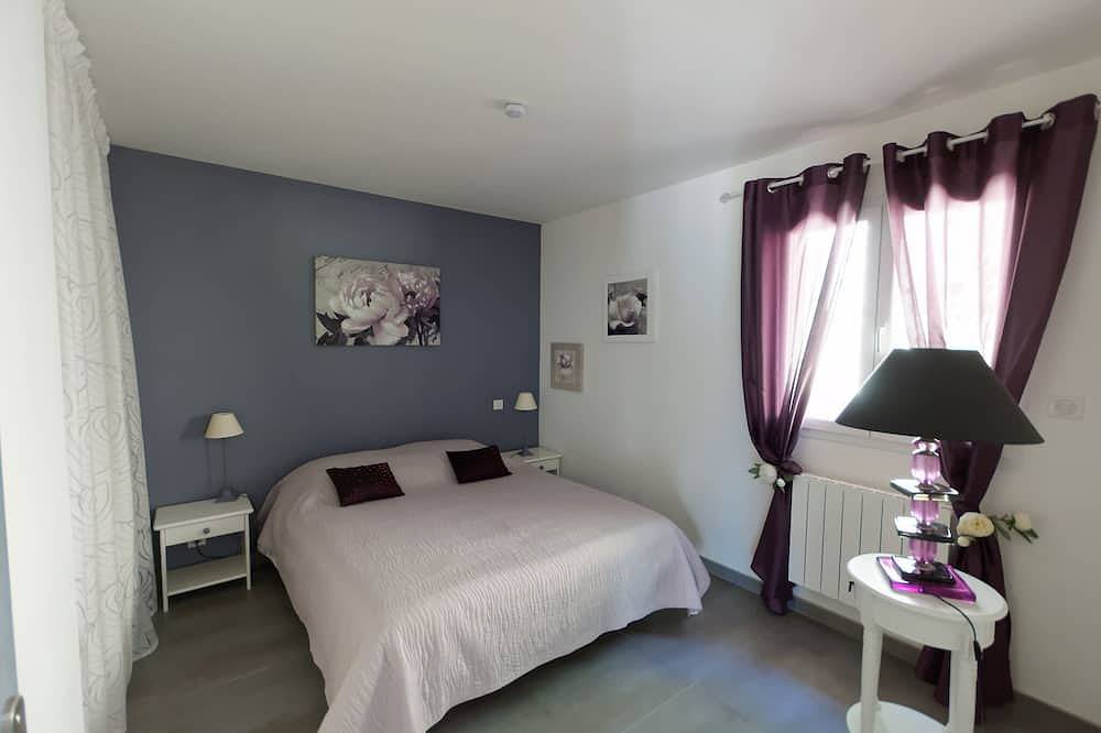 Modern, comfortable 4-star gîte in a quiet woodland setting in Draguignan, Draguignan regionen