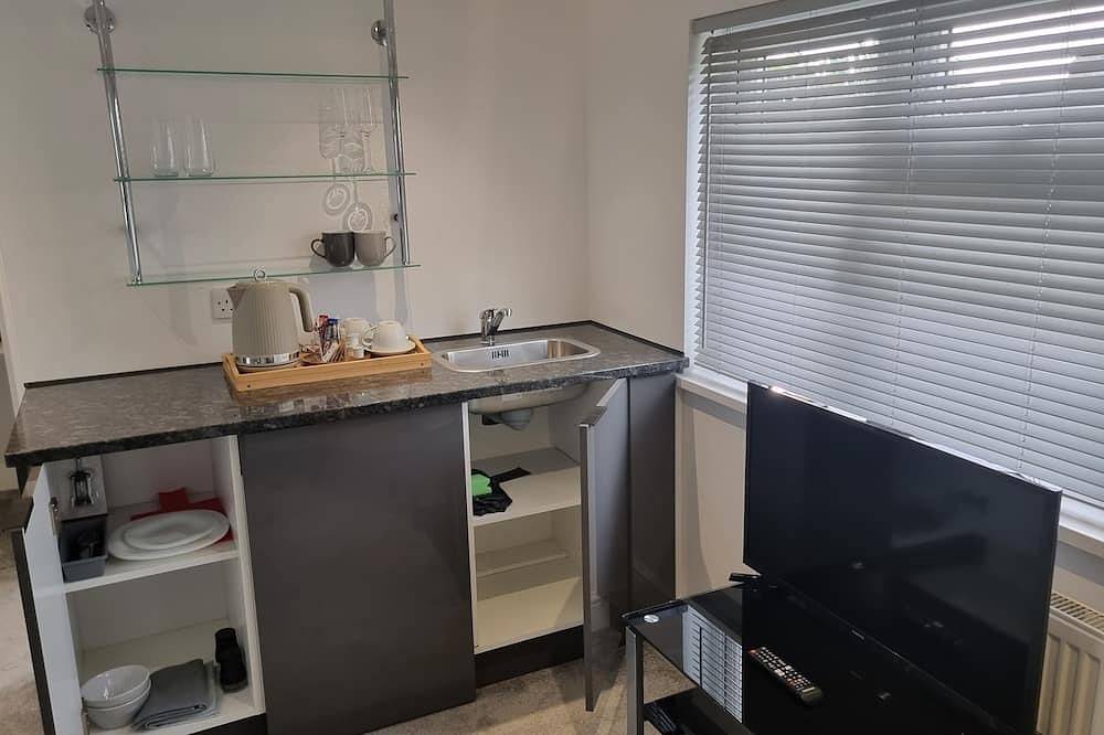 Entire apartment, Stylish Ensuite with kitchenette serviced apartments in London Colney, Hertfordshire