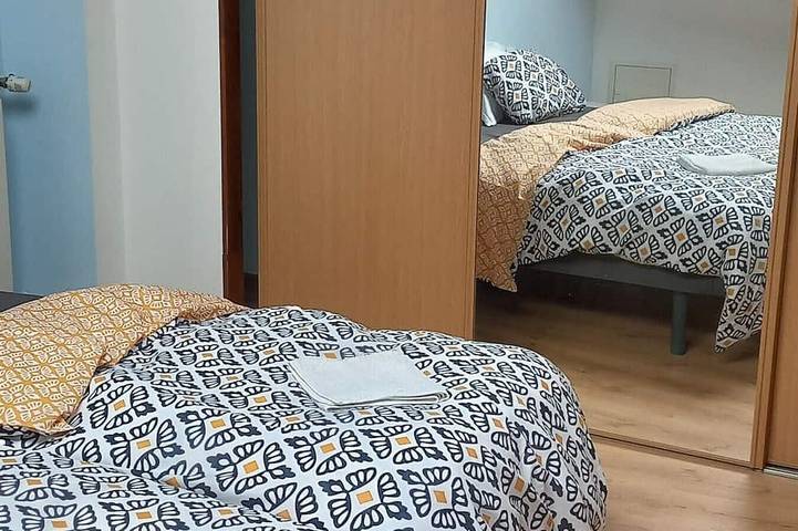 Gîte pour 7 personnes, avec terrasse dans Brézins - 4