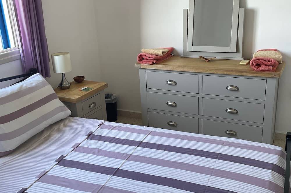 Perfekt gelegen Stadthaus im Herzen von Coral Bay, Pool und Meerblick in Peyia, Südzypern