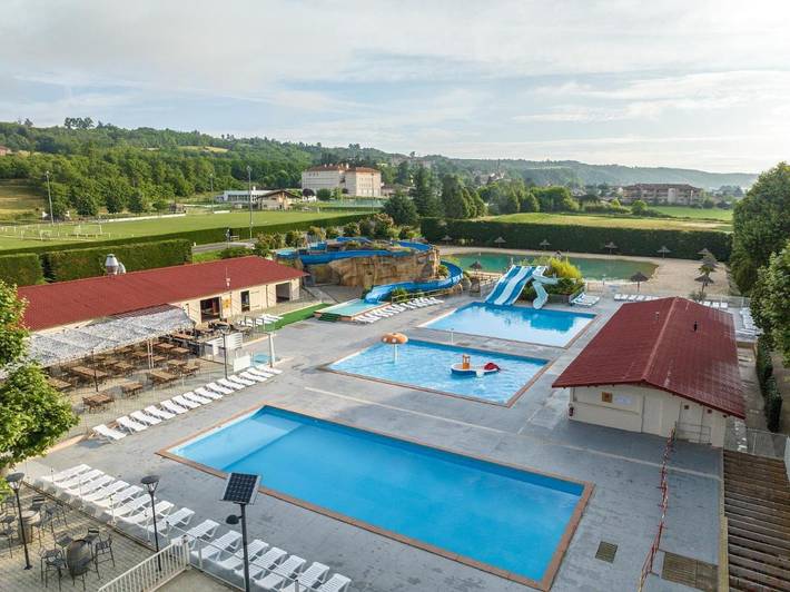 Camping pour 5 personnes, avec Terrasse et Jardin ainsi que Bassin pour enfant et Piscine