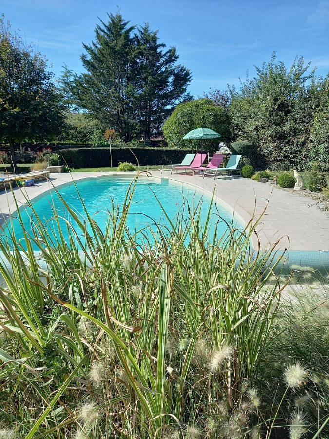 Location de vacances pour 8 personnes, avec piscine ainsi que vue et jardin dans Rives-d'Autise - 4