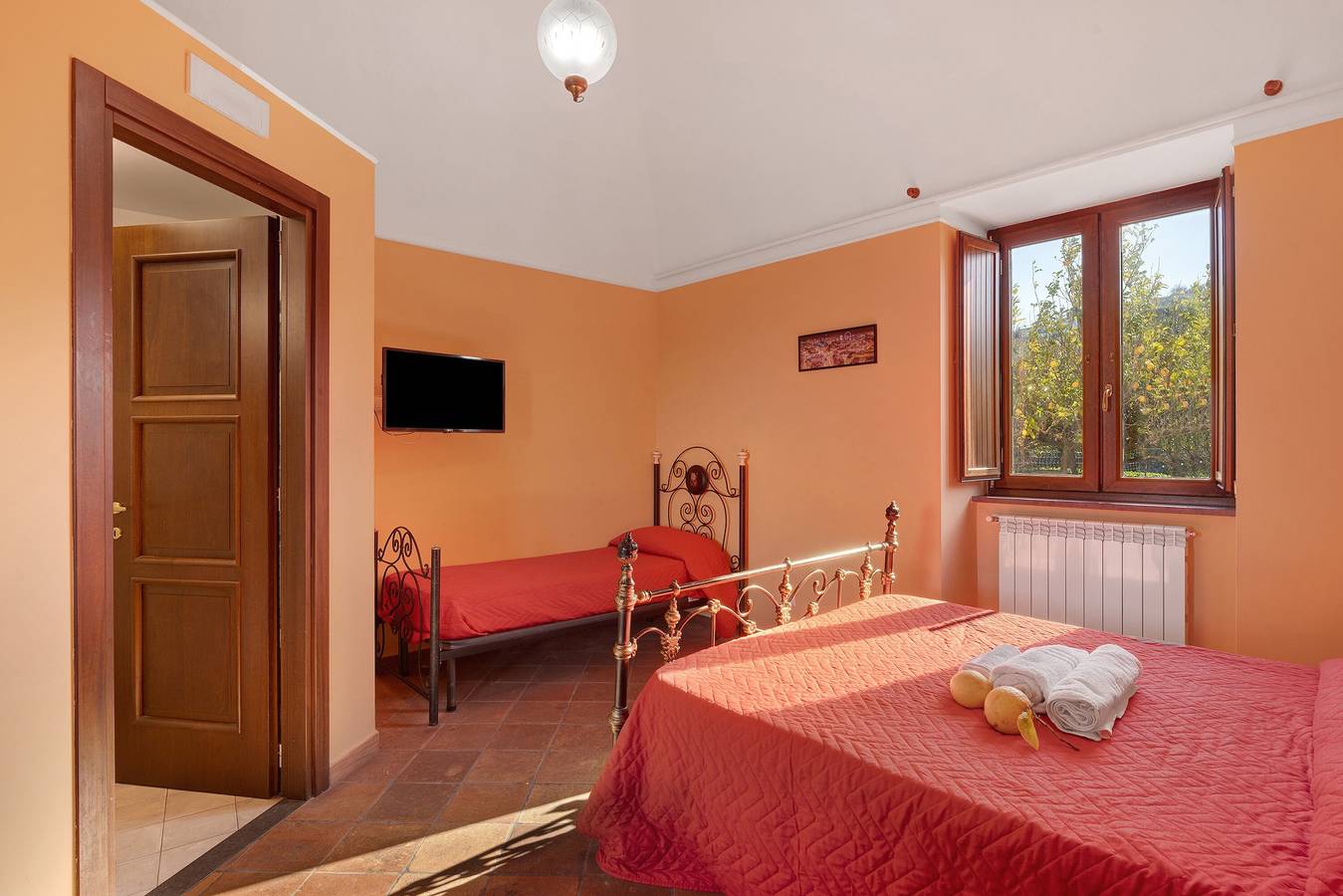 Ganze Wohnung, Ferienhaus 'Camera Limone Con Vista Mare' mit Meerblick, Wi-Fi und Klimaanlage in Vico Equense, Sorrento Coast