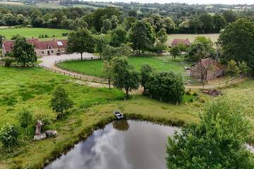 Gîte pour 15 personnes, avec terrasse et jardin à Ceaucé