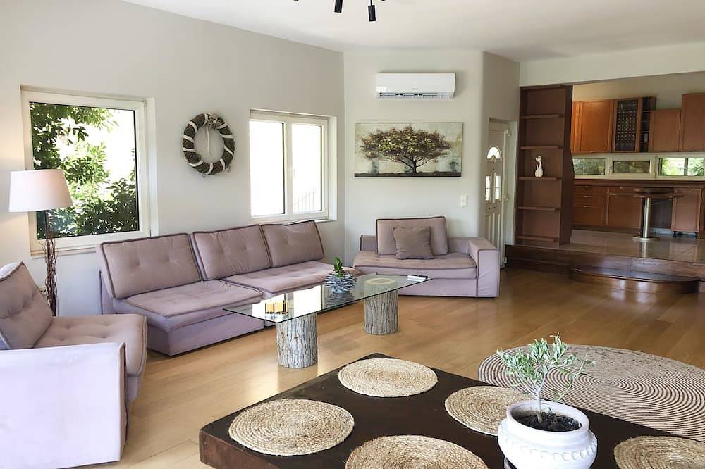 Zen villa . Enjoy the calm of the nature combine with the city . in Voula, Regionalbezirk Ostattika