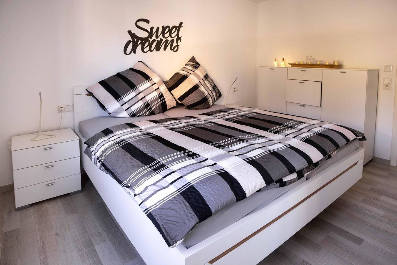 Ganze Wohnung, Komfortable Ferienwohnung mit überdachtem Balkon nahe See und Zentrum in Überlingen in Überlingen, Region Bodensee-Oberschwaben