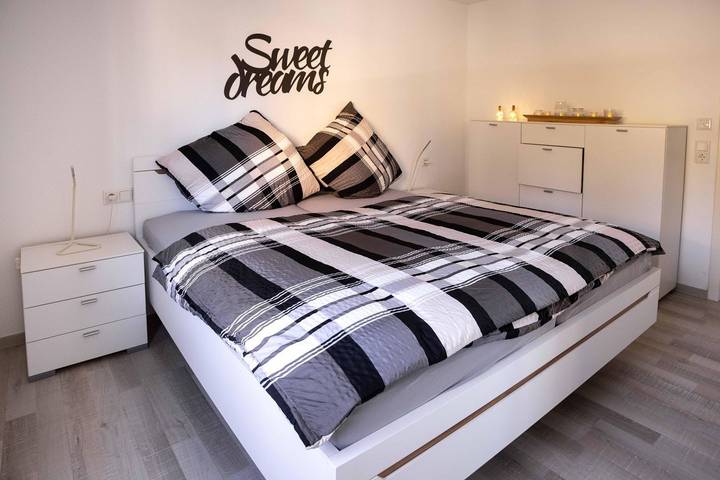 Ganze Wohnung, Komfortable Ferienwohnung mit überdachtem Balkon nahe See und Zentrum in Überlingen in Badestrand Bodensee Yachtclub Überlingen, Überlingen