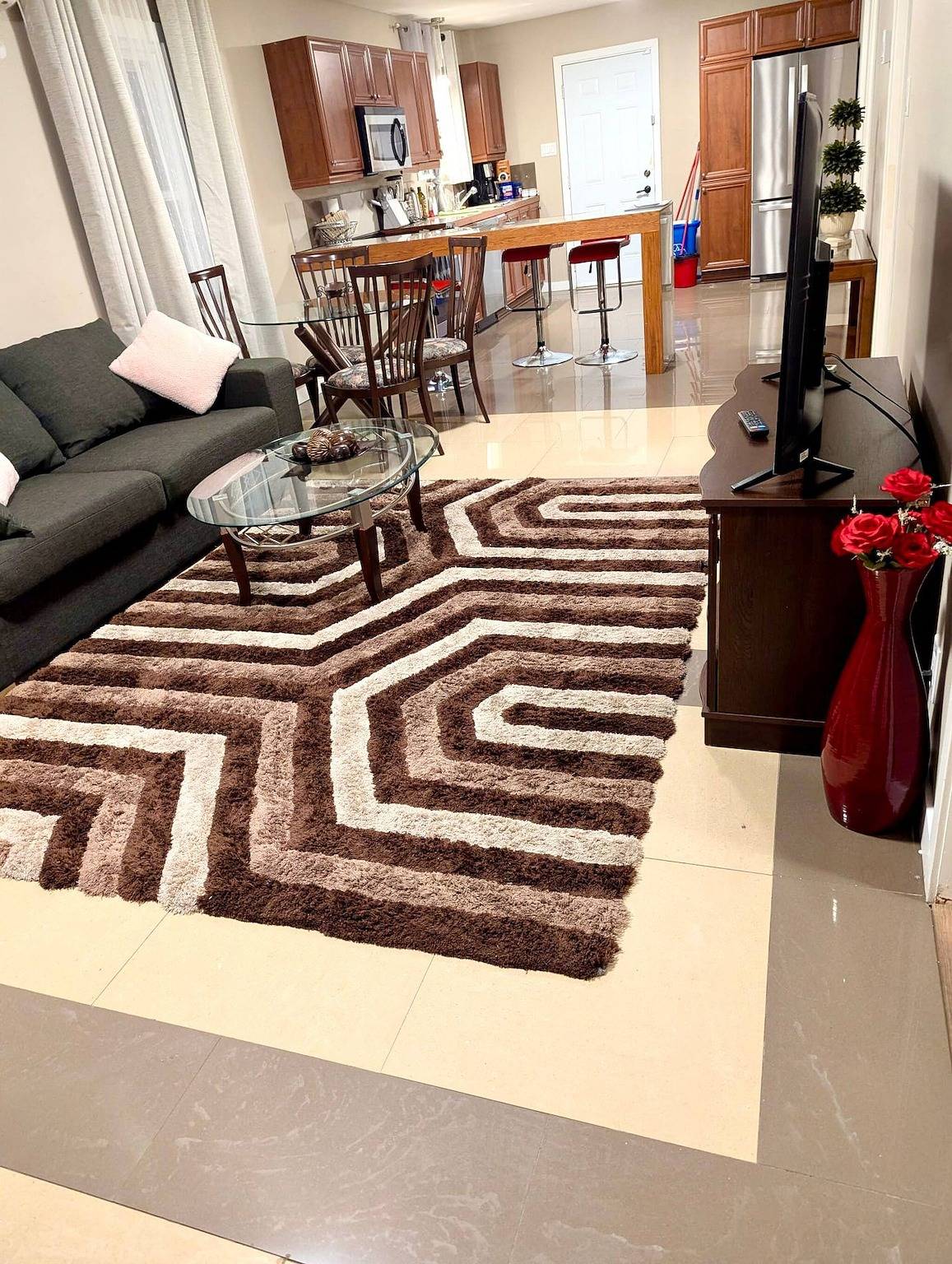 Apartamento entero, Apartamento luminoso y confortable de 3 dormitorios, aparcamiento gratuito, cerca de Spa Le Finlandais in Laval, Quebec