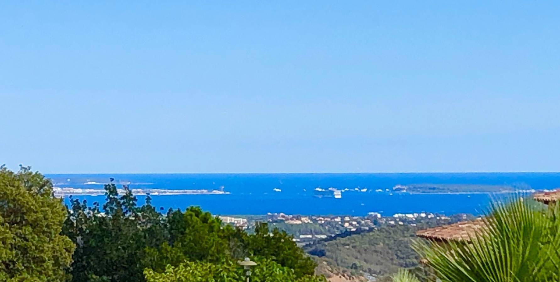 Villa 'Architecte Vue Mer' mit Meerblick, Wi-Fi und Klimaanlage in Les Adrets-de-l'Estérel, Massif de l'Esterel