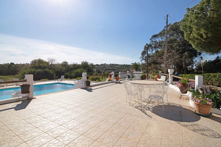 Entire studio, Quinta do Lagar - Apartamento 7 with Outdoor Pool, Terrace, Garden & Wi-Fi in Guia, Faro District