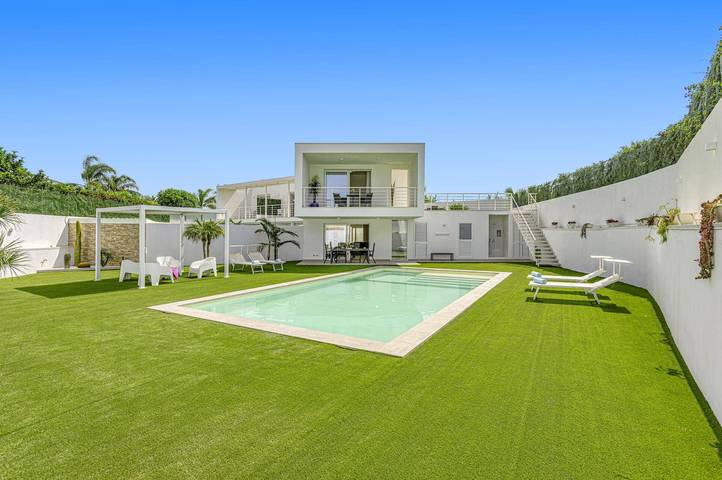 Villa for 4 people, with yard in Ragusa