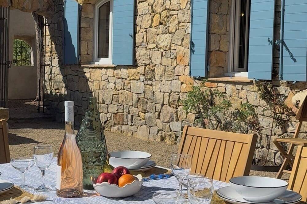 Enchanting countryside cottage with private  jacuzzi between the sea and lake in Figanières, Draguignan region