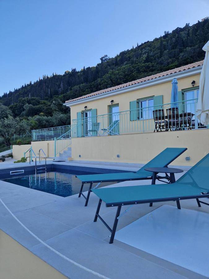 Villa pour 3 personnes, avec vue ainsi que piscine et jardin, adapté aux familles à Ithaque