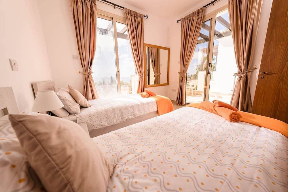 Coral Bay!Views! Two Bed Beautiful Villa, Pool, A.Con, Wifi,Nr Restaurants, Bars in Peyia, South Cyprus