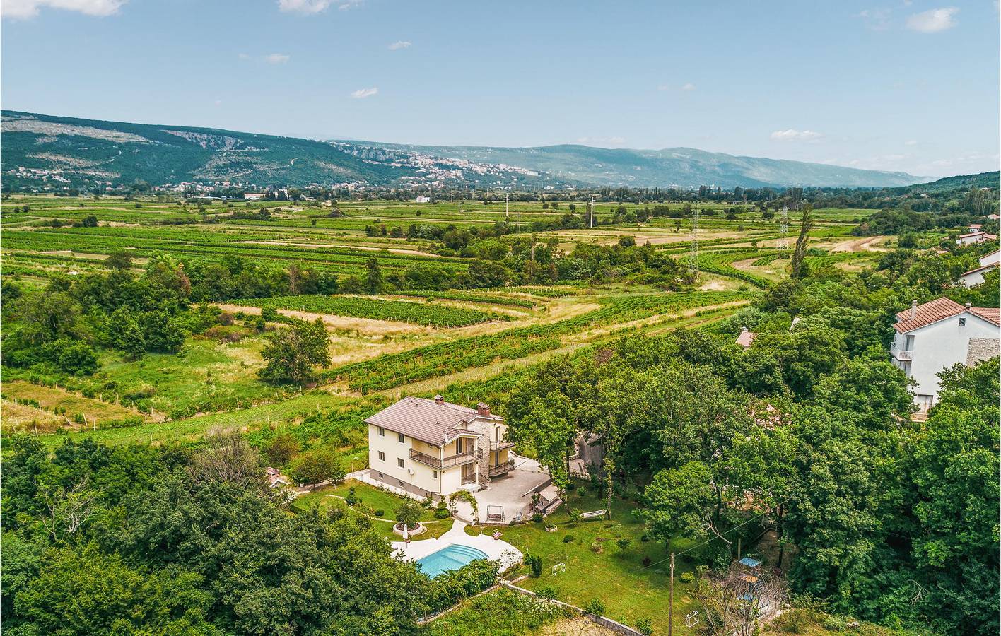 Modernes Apartment mit 2 Schlafzimmern, Pool, Terrasse und WLAN in Flussnähe in Imotski, Makarska Riviera