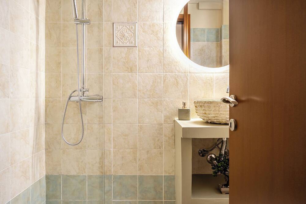 Geheel appartement, Komis House,Elegant 3Br City Retreat with Private Terraces-Near Metro in Athene, Zuidelijk deel van Athene