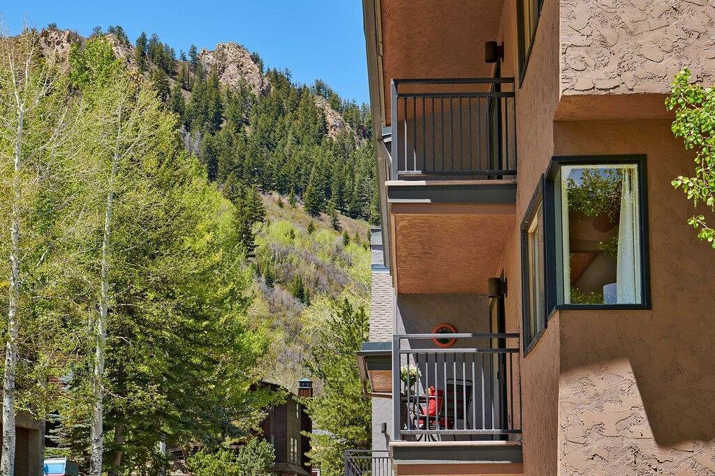 Ganze Wohnung, Neue Vermietung! Tolle Lage 150 Meter bis Aspen Mtn & Downtown, Holzkamin, Parkplatz, Balkon in Aspen, Aspen Snowmass
