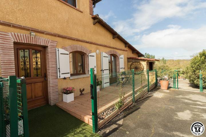 Gîte pour 4 personnes, avec Balcon et Jacuzzi ainsi que Terrasse et Jardin