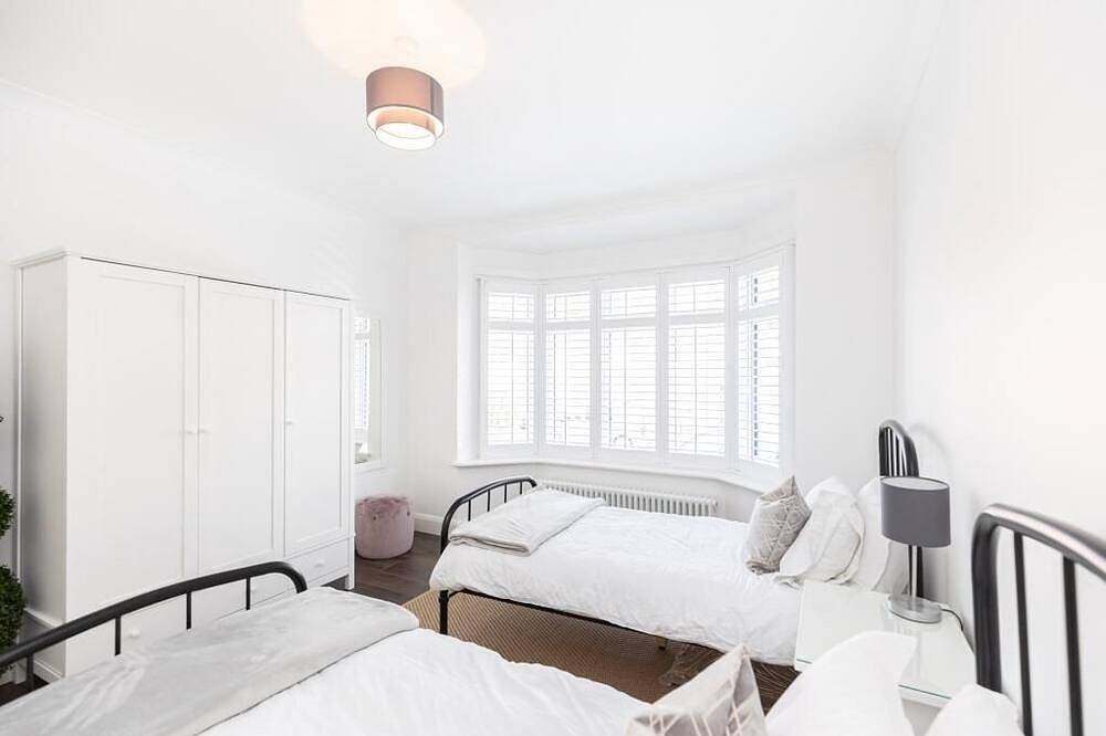 Bournecoast: Two Bedroom Modern Family Bungalow Near Shops/River/Beach in Bournemouth, South West England