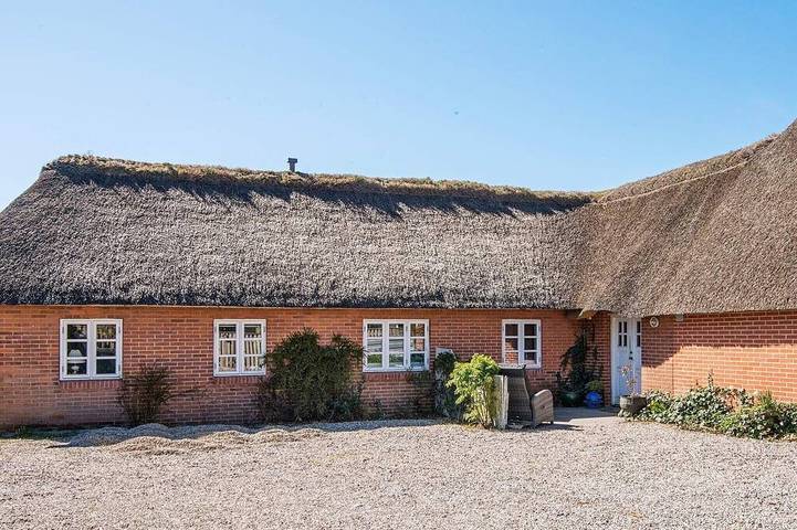 Ferienwohnung für 5 Personen, mit Terrasse und Garten in Høll
