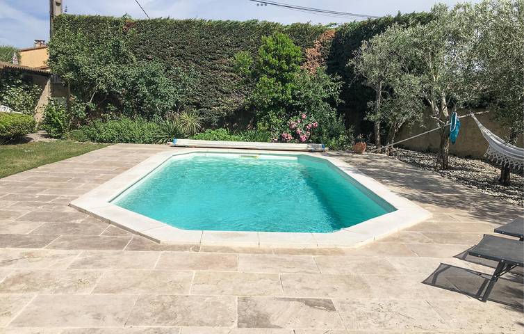 Cozy Apartment with Pool, WiFi & Parking, Near Rhone River in Roquemaure, Nimes region
