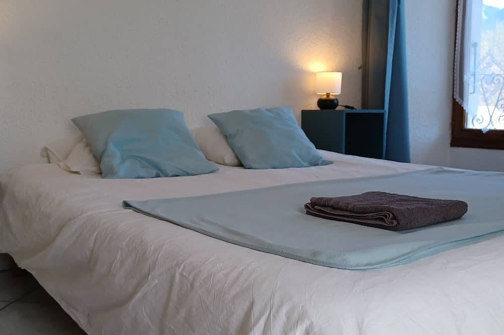 Ganze Wohnung, Superb apartment in a renovated mountain farm. Sleeps 4-6. Quiet surroundings. in Saint-Jeoire, Region Bonneville