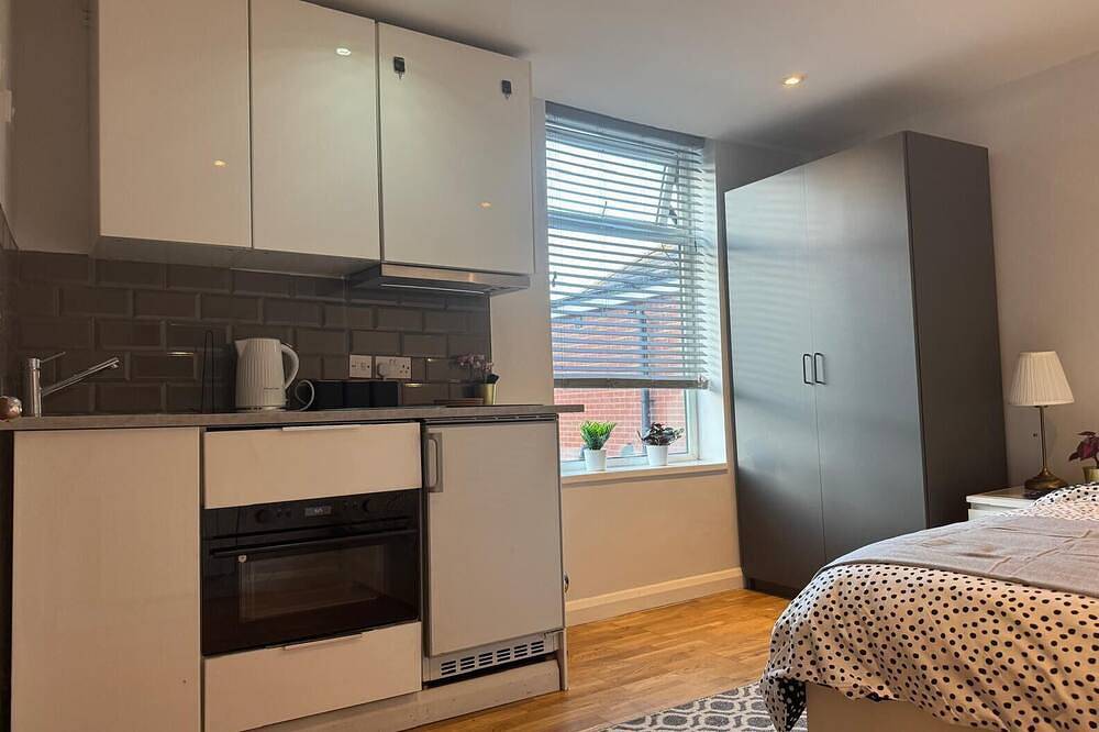 Modern Comfortable Studio with kitchenette for 1-2 people, close to station in Luton, Chiltern Hills