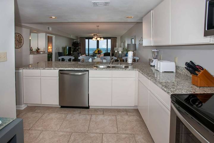 Vacation rental for 10 people, with balcony and pool by Orange Beach