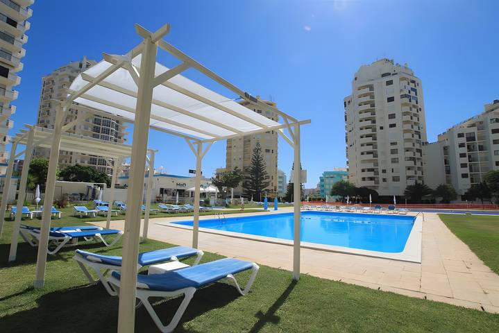 Vakantieappartement voor 4 personen, met balkon en kinderzwembad in Armação de Pêra (costa)