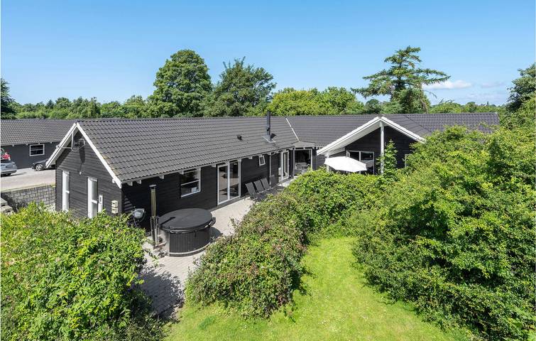 Ferieudlejning for 16 personer, med sauna i Tisvilde